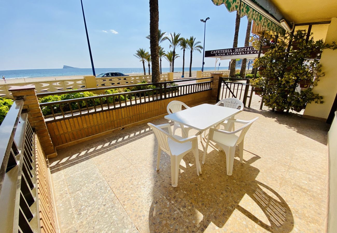 Terraza exterior en primera linea de la playa de Benidorm