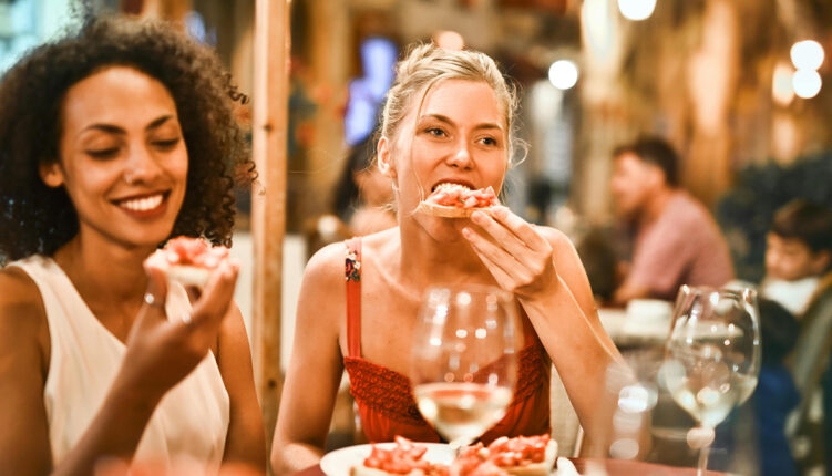 chicas en un bar