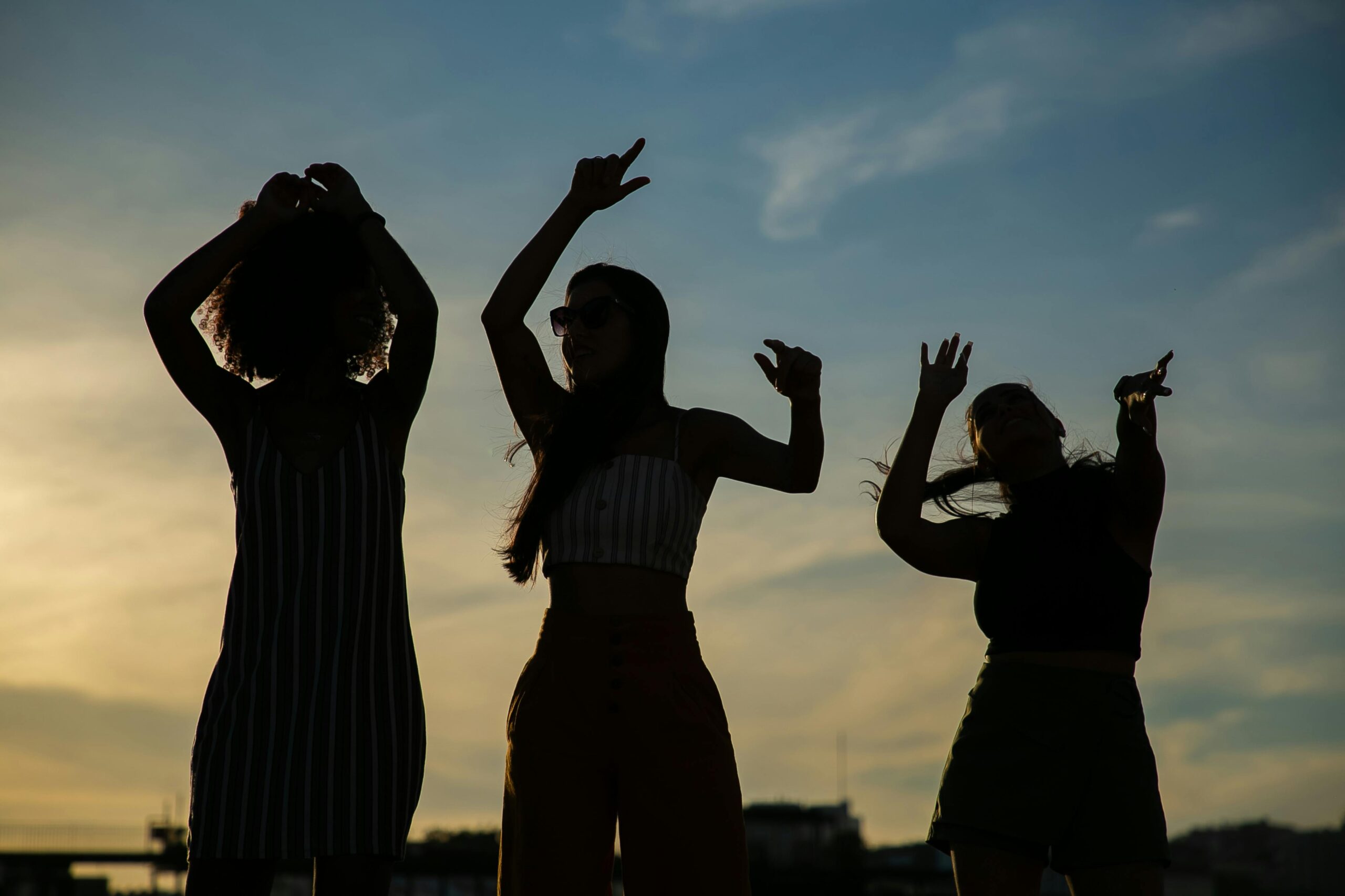 chicas de fiesta en la playa