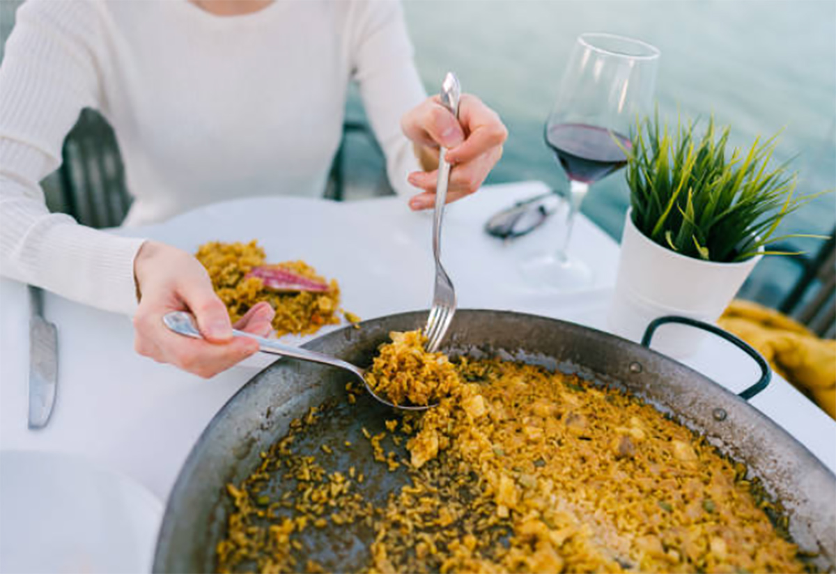 chica comiendo paella