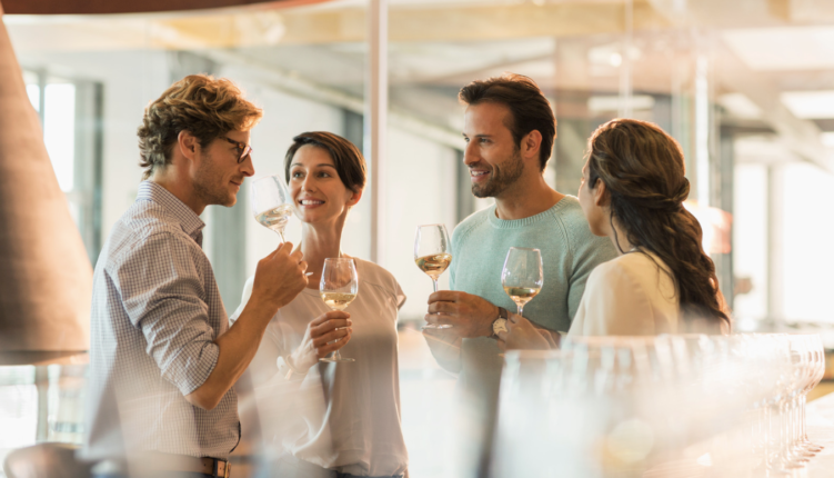 gente catando vino