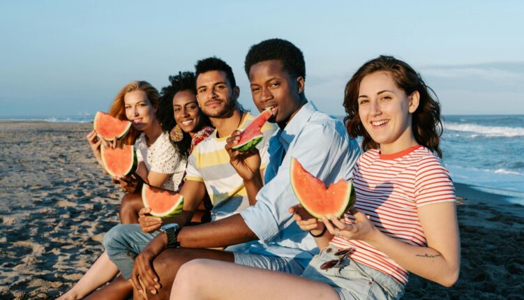 amigos de vacaciones en la playa