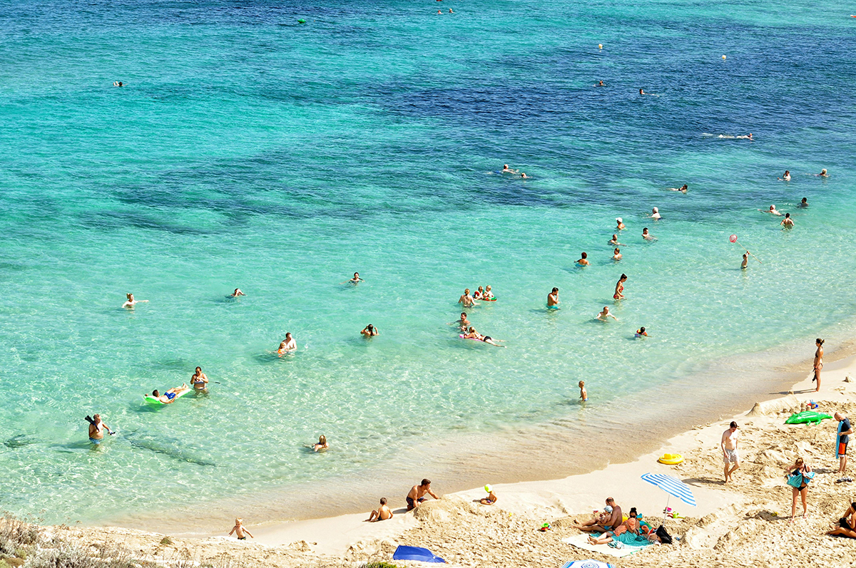 gente bañándose en la playa